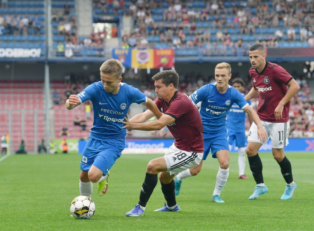 Christian Frýdek během zápasu na Spartě pomohl k vlastnímu gólu domácích