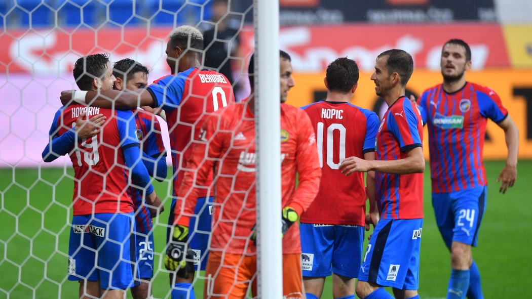 Plzeňští fotbalisté společně oslavují gól Jana Kovaříka, který nakonec po zásahu VARu neplatil