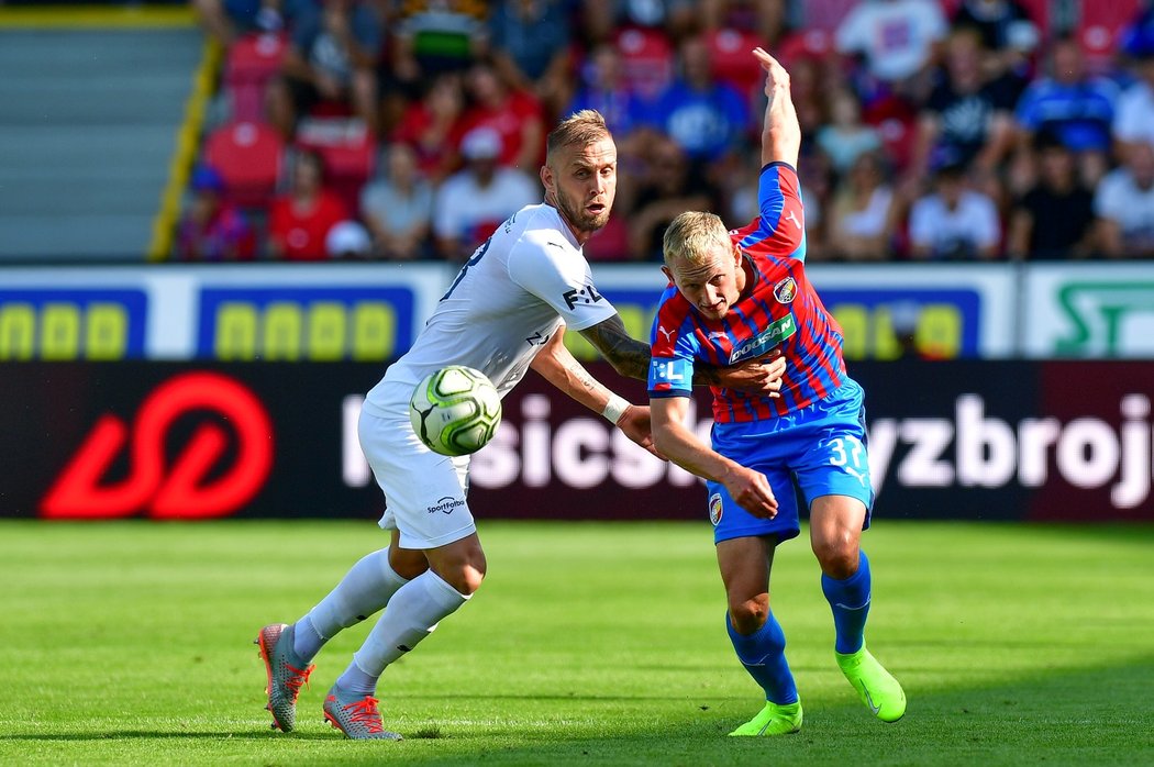 Po zranění Aleše Čermáka dostal třikrát za sebou šanci na pozici desítky, ale neprosadil se. V posledním zápase se Slováckem (0:2) nastoupil na levém křídle – a šel hned o přestávce dolů