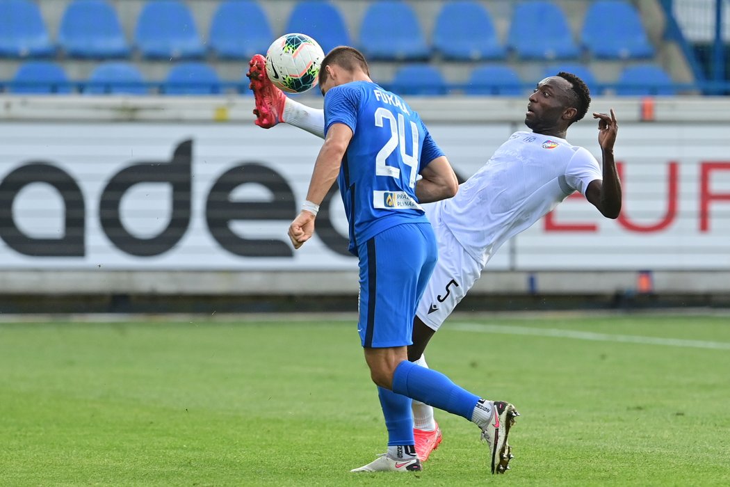 Joel Kayamba odpaluje míč před Michalem Fukalou