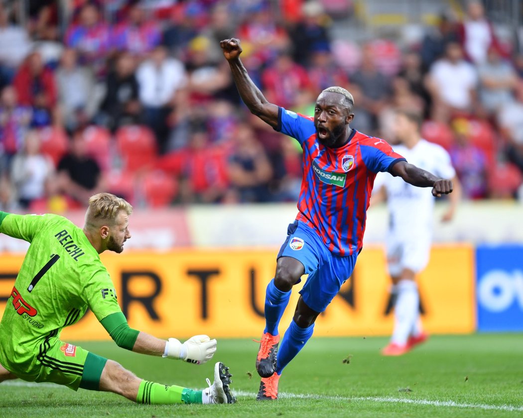 Joel Ngandu Kayamba oslavuje svůj první ligový gól v dresu Viktorie Plzeň