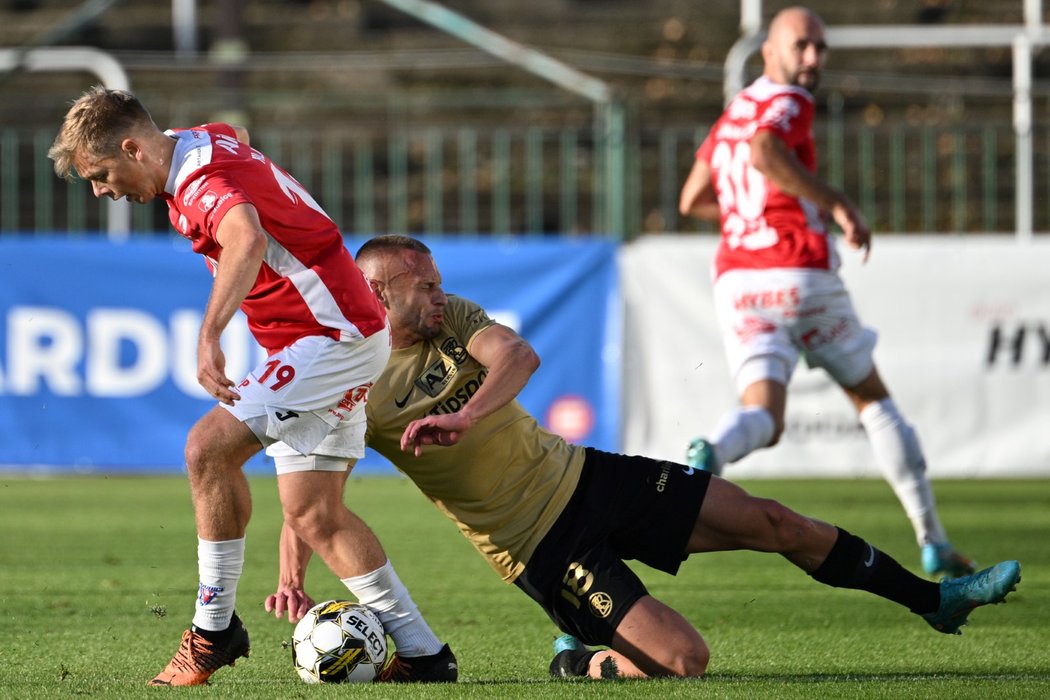 Michal Hlavatý a Denis Granečný v souboji o míč