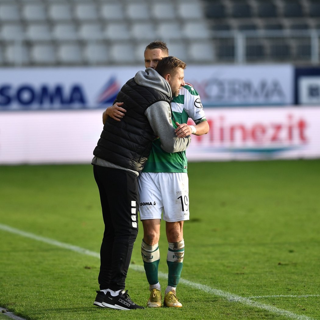 Útočník Jablonce Jan Chramosta děkuje kouči Horejšovi za důvěru poté, co proměnil penaltu