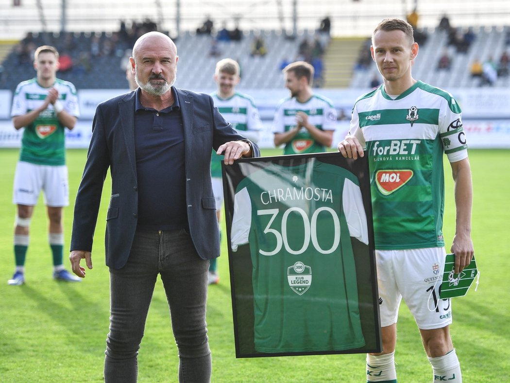 Jablonecký útočník Jan Chramosta převzal před utkáním s Dynamem plaketu za 300 odehraných zápasů v lize