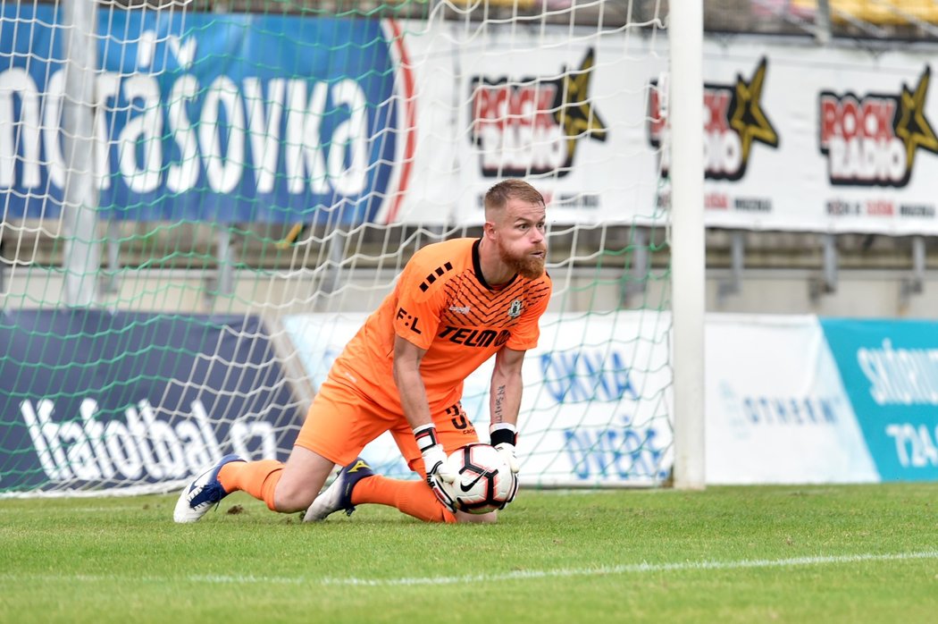 Brankář Jablonce Vlastimil Hrubý v utkání s Příbramí lovil čtyřikrát míč ze sítě