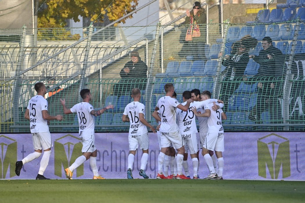 O vyrovnání Hradce na 1:1 se parádní trefou z přímého kopu postaral Jakub Rada