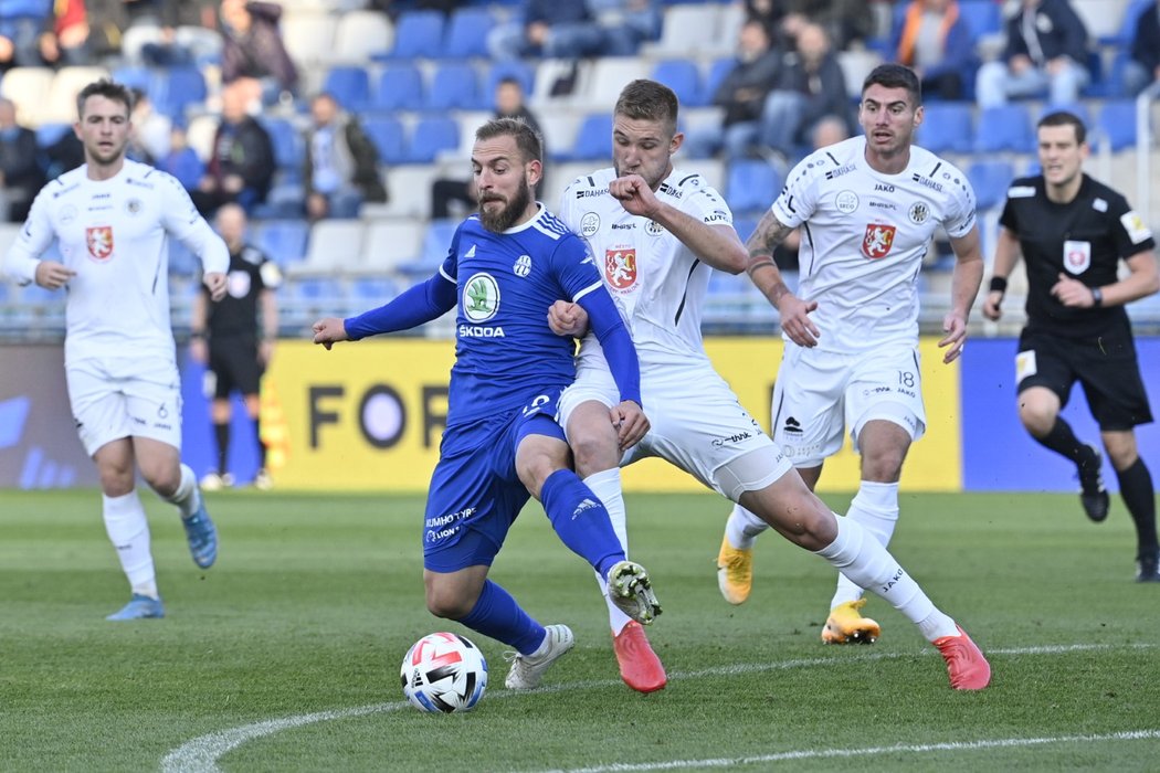 Hradecký obránce Jan Král tlačí na Jiřího Skaláka z Mladé Boleslavi