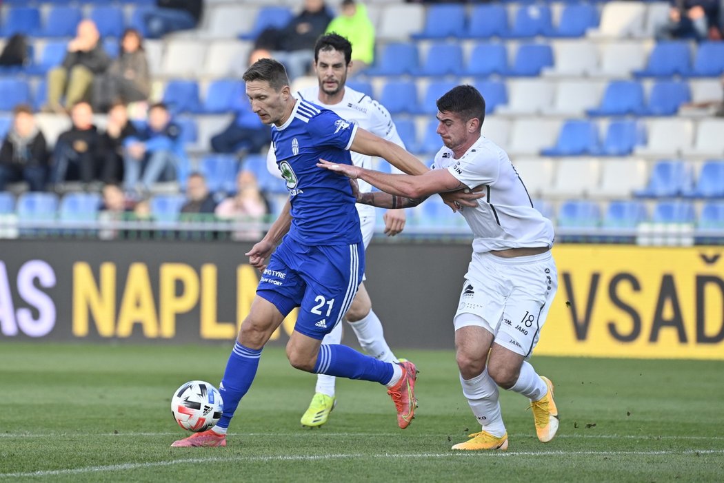 Boleslavský útočník Milan Škoda si kryje míč před Michalem Leiblem