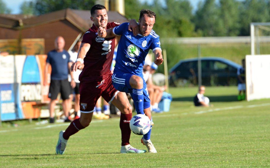 Jakub Fulnek se snaží s míčem projít přes protihráče z FC Turín