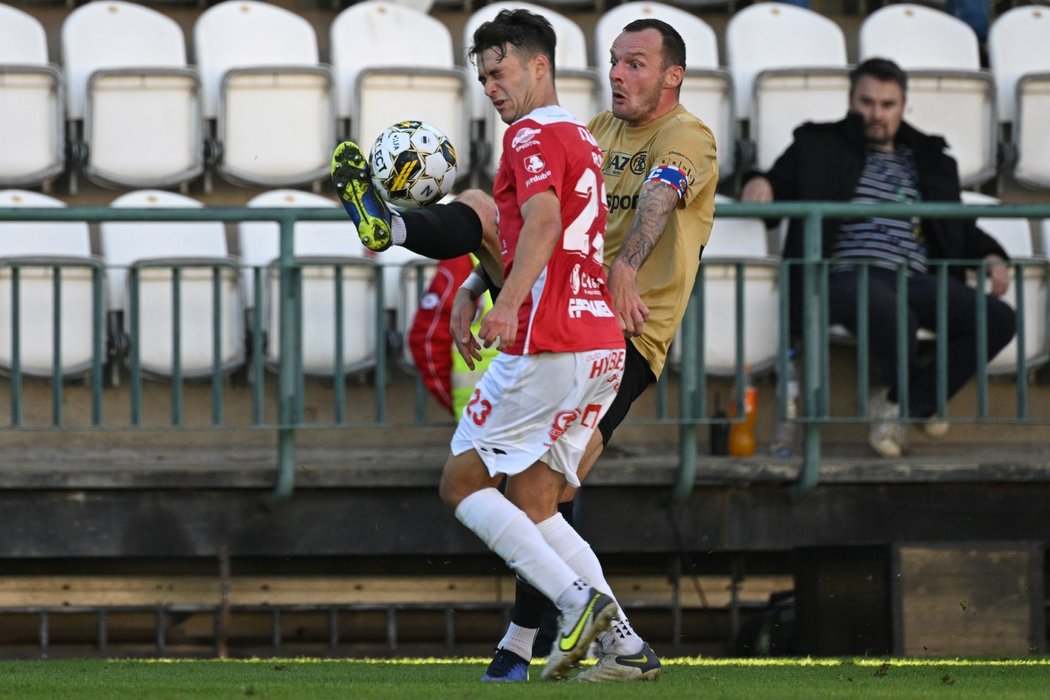 Bernardo Rosa (v červeném) brání Jakuba Řezníčka