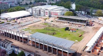 Jak roste stadion Pardubic: tribuny jsou, teď stožáry. Hrát se má na jaře