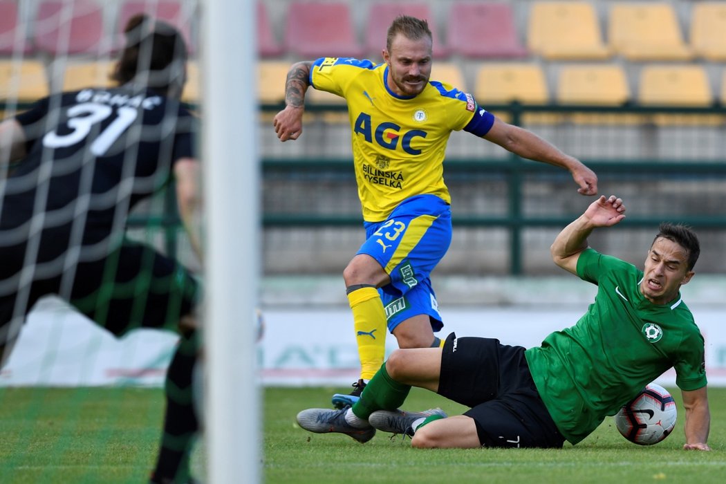 Příbramský Marko Alvir zastavuje teplického Jakuba Horu v útočném snažení