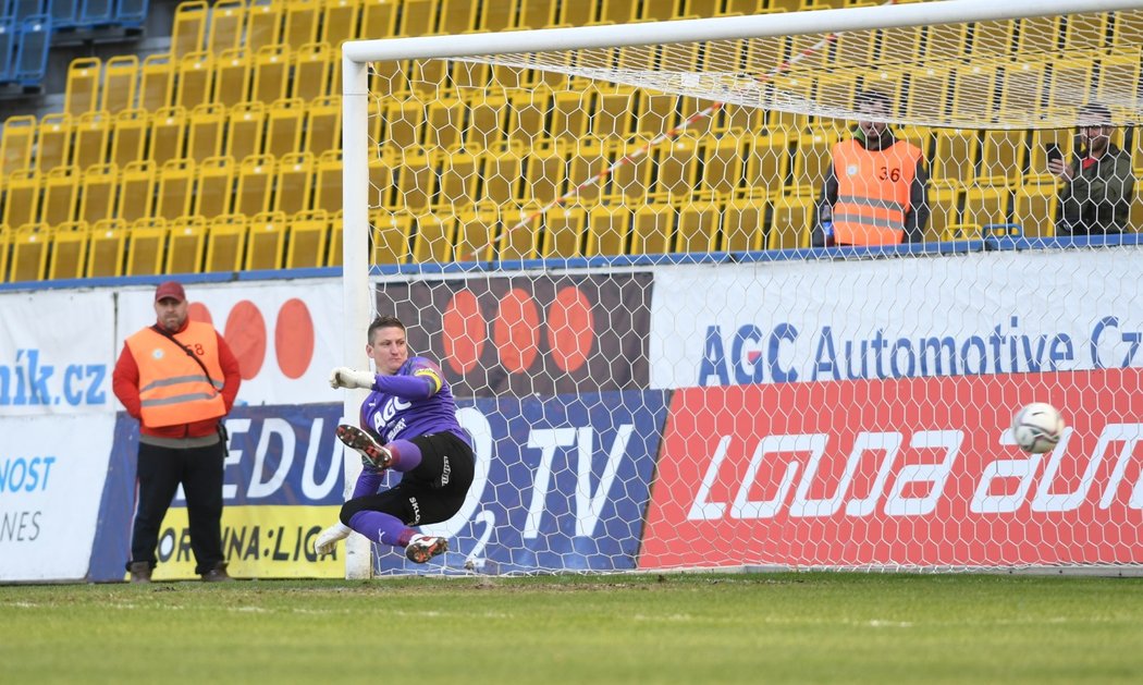 Teplický brankář Tomáš Grigar si při penaltě Jakuba Rady vybral špatnou stranu