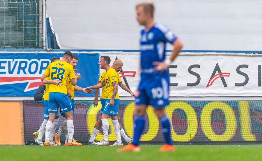 Tepličtí fotbalisté se radují z vyrovnávacího gólu, který vstřelil Filip Žák
