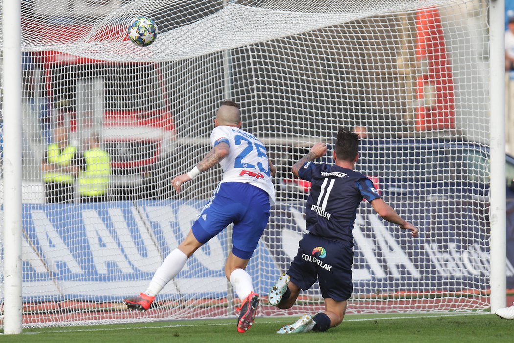 Jiří Fleišman se dostal před Milana Petrželu a vstřelil gól Baníku na 2:0