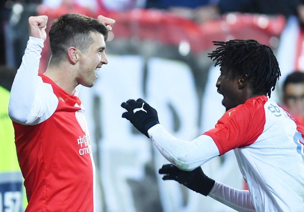 Ondřej Kůdela ze Slavie oslavuje vstřelený gól do sítě Teplic s Peterem Olayinkou