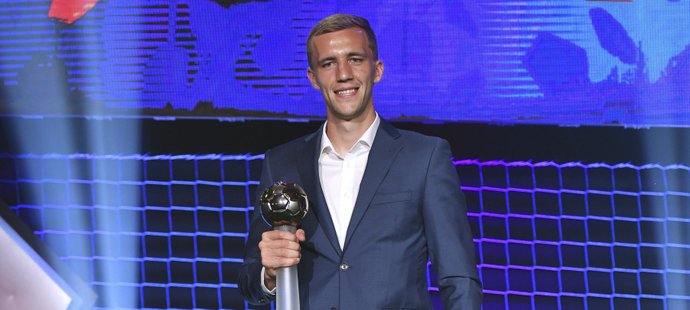 Tomáš Souček pózuje s cenou pro nejlepšího hráče sezony