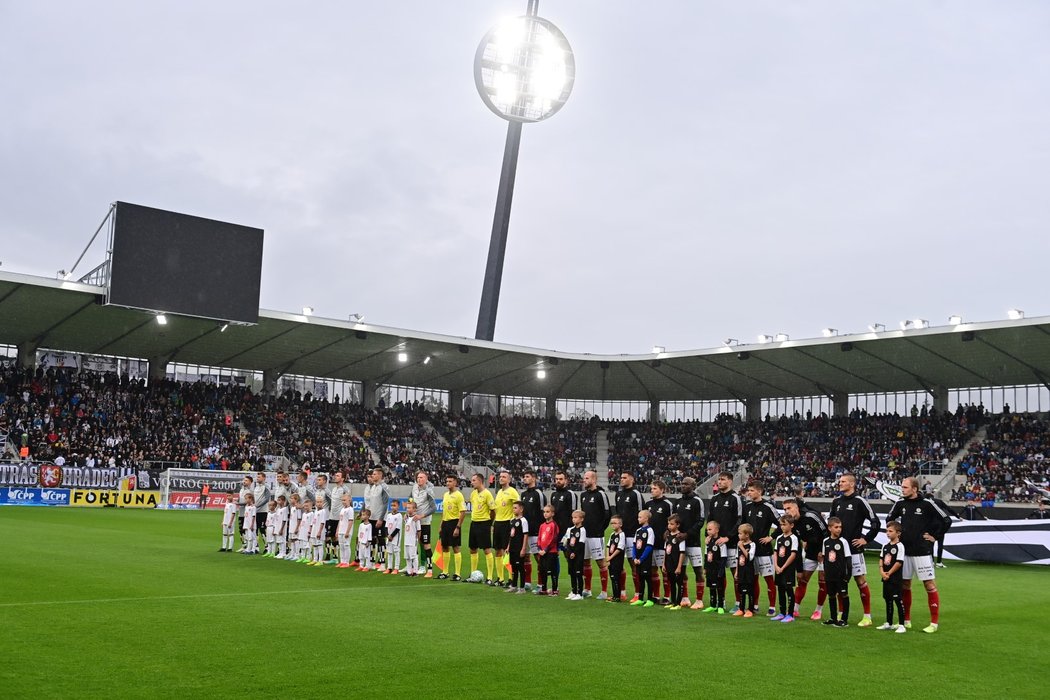 Hráči nastupují na novém stadionu Hradce