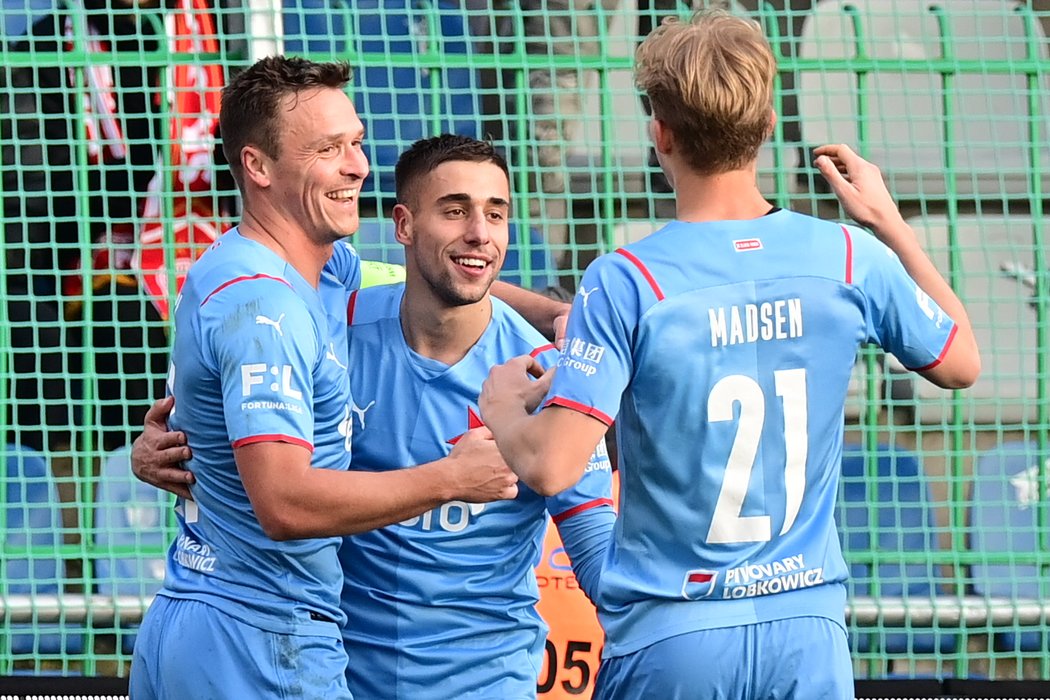 Slávisté se radují z druhého gólu Ondřeje Lingra v zápase proti Hradci
