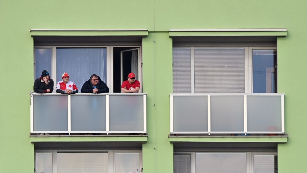 Fanoušci Slavie sledovali duel s Hradce v Boleslavi i z balkonu přilehlého domu
