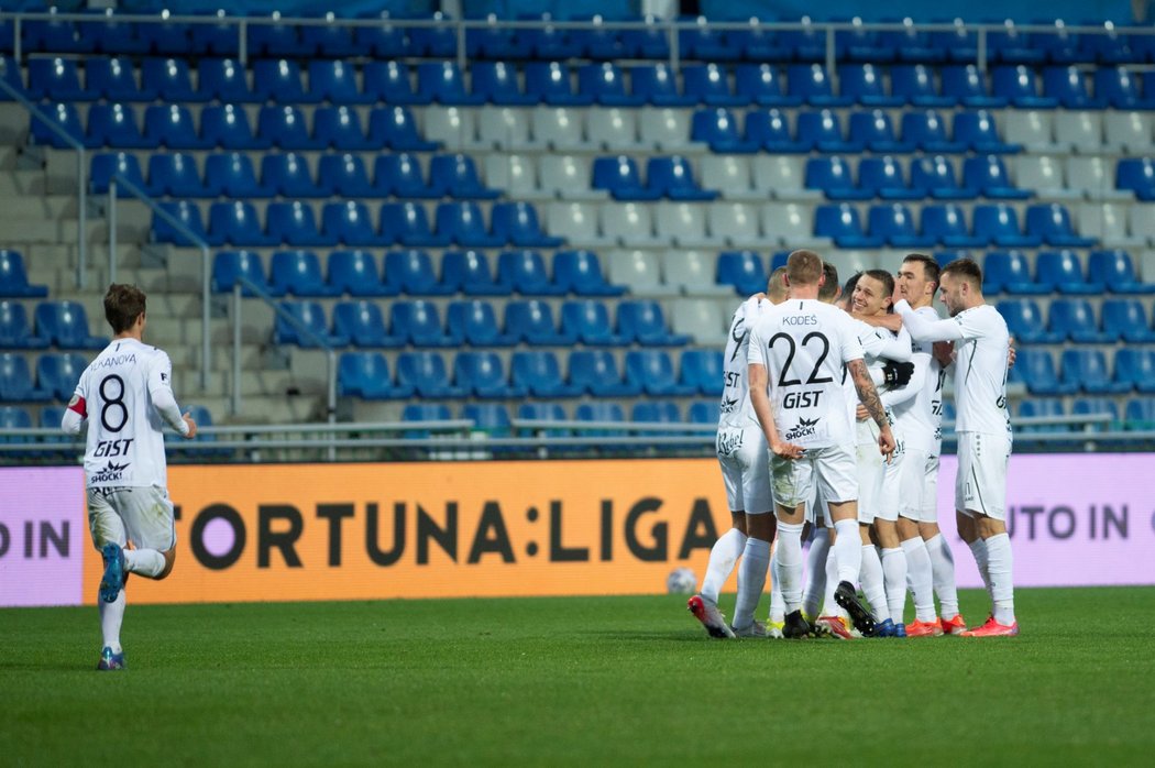 Fotbalisté Hradce Králové oslavují branku v duelu s Karvinou