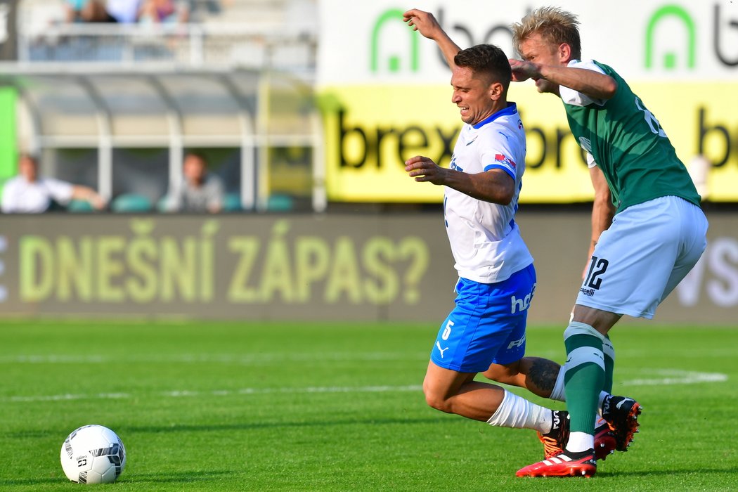 Adam Jánoš z Baníku padá po zákroku jabloneckého Jaroslava Zeleného