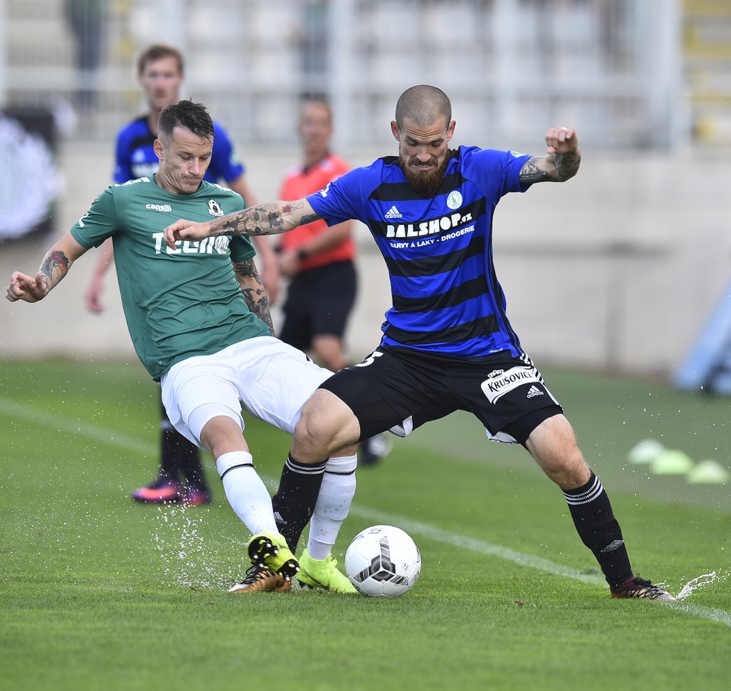 Jablonecký Jan Sýkora v souboji s Davidem Bartkem z Bohemians