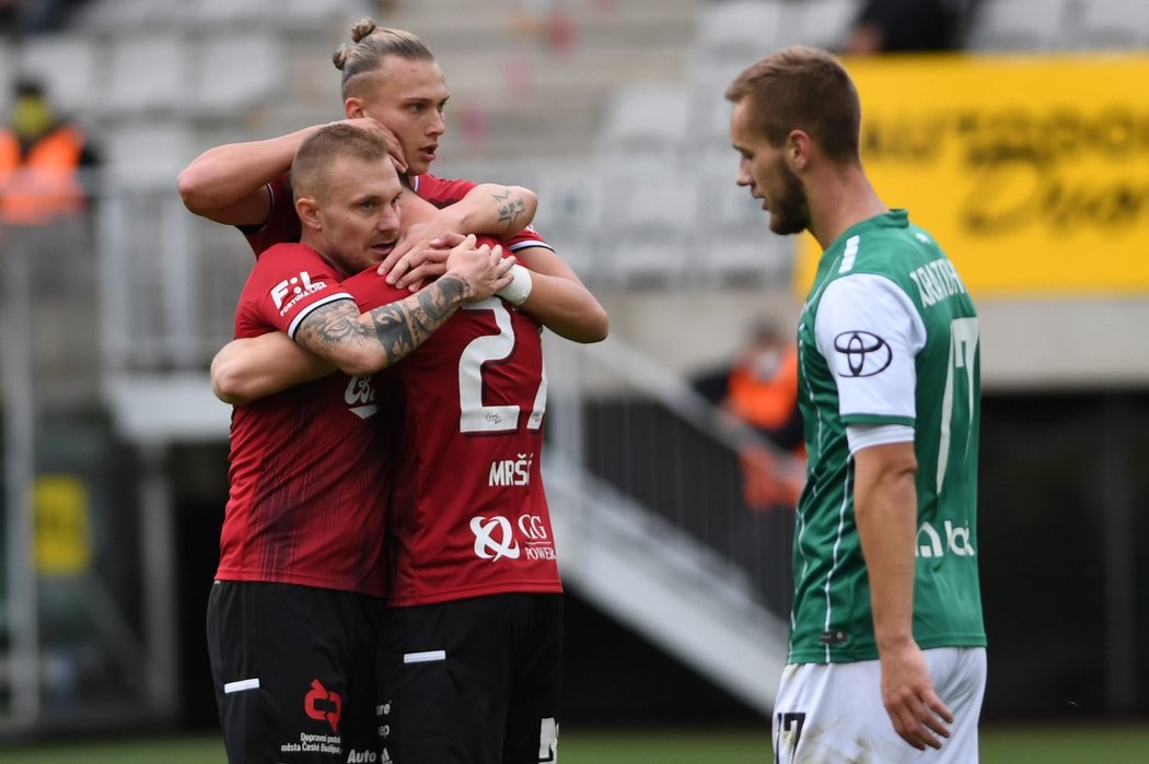 Fotbalisté Českých Budějovic oslavují vstřelenou branku do sítě Jablonce