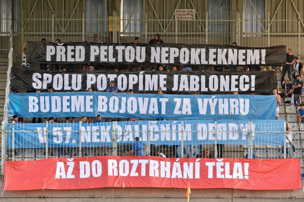Transparent libereckých fanoušků v Jablonci