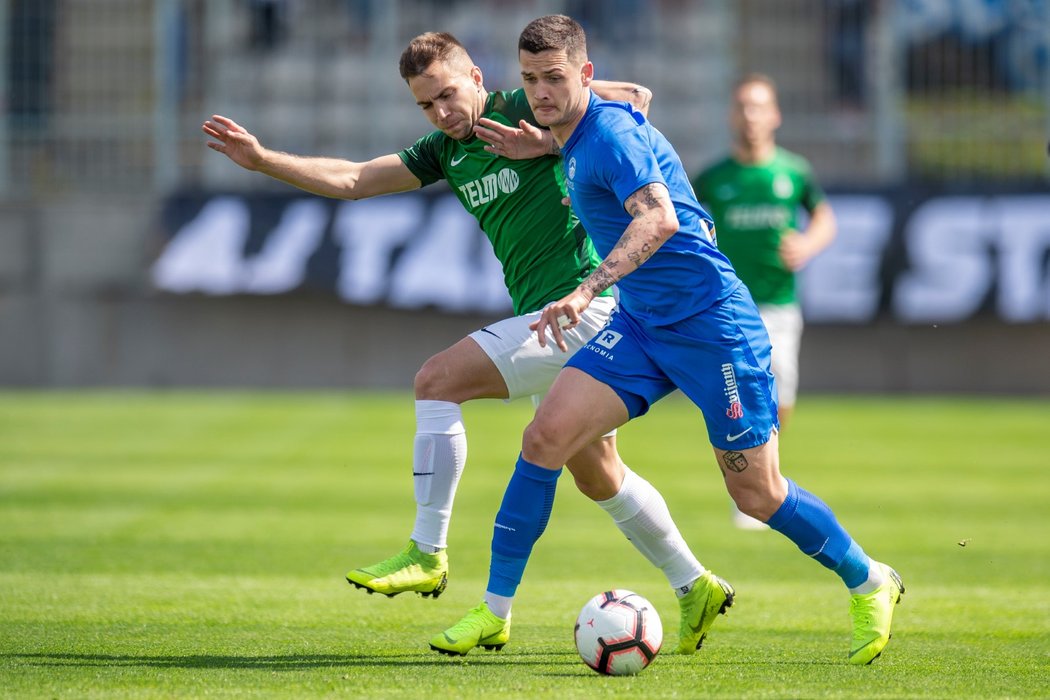 Jablonecký Jakub Považenec se snaží protlačit k míči přes libereckého Romana Potočného