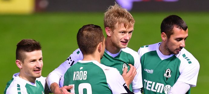 Jaroslav Zelený (uprostřed) přidal třetí gól Jablonce