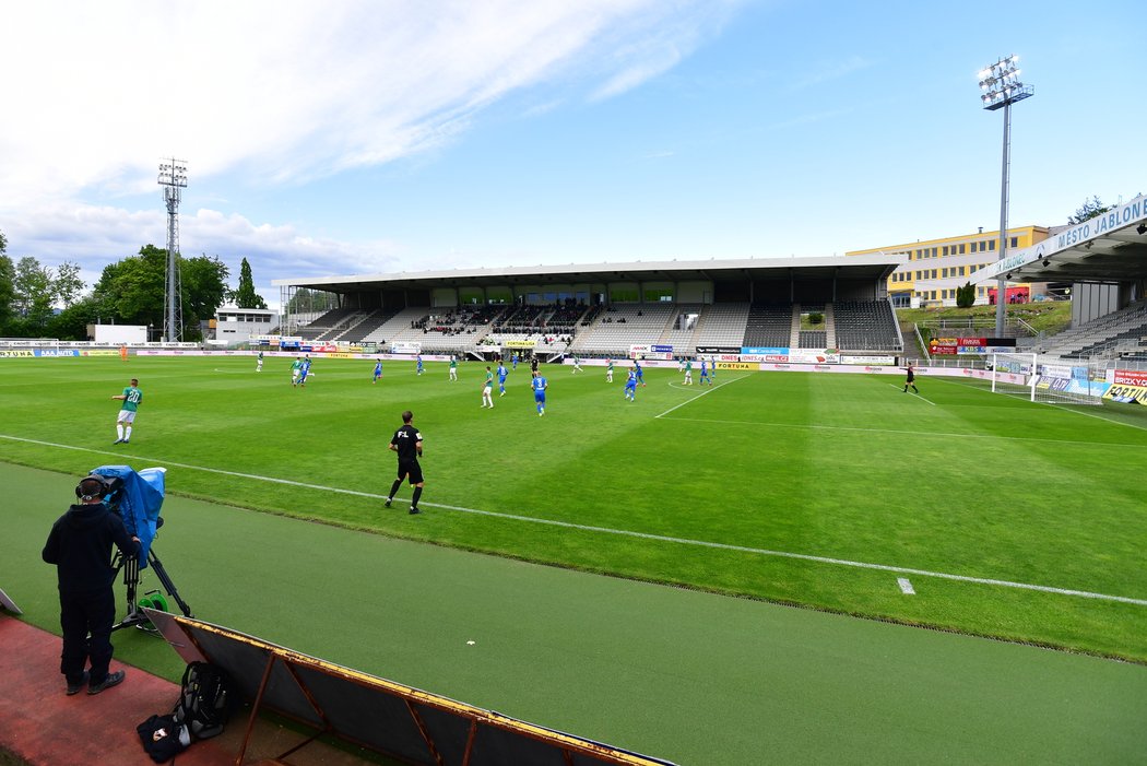 Několik desítek lidí na hlavní tribuně, jinak bylo v Jablonci prázdno