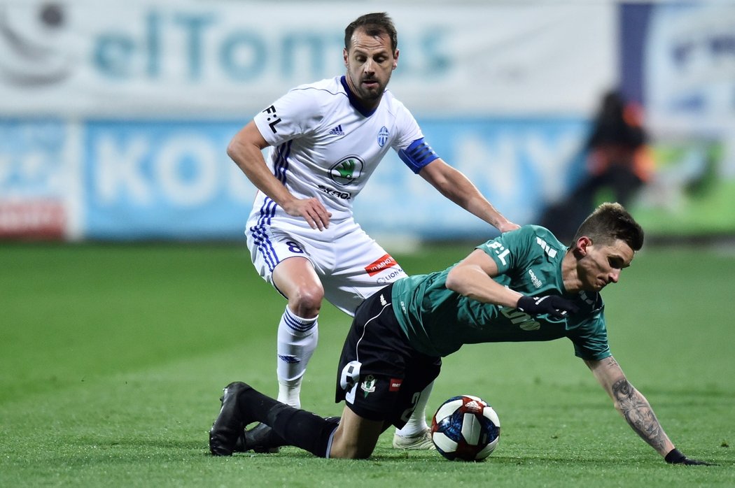 Marek Matějovský (vlevo) a Dominik Pleštil (vpravo) během souboje o míč