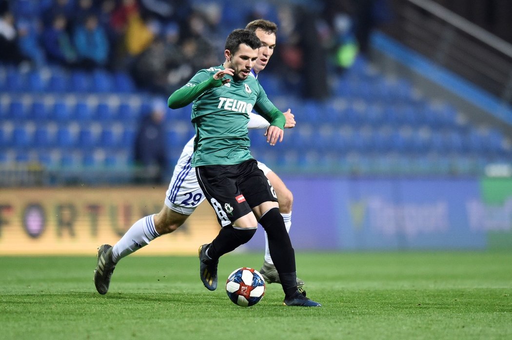 Vladimir Jovovič si kryje míč před Jakubem Klímou v zápase Mladé Boleslavi s Jabloncem