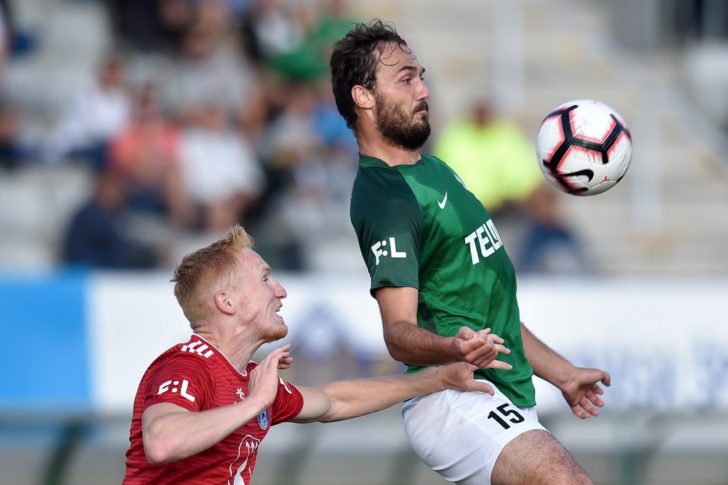 Martin Doležal hrudí zpracovává míč v zápase Jablonce s Olomoucí