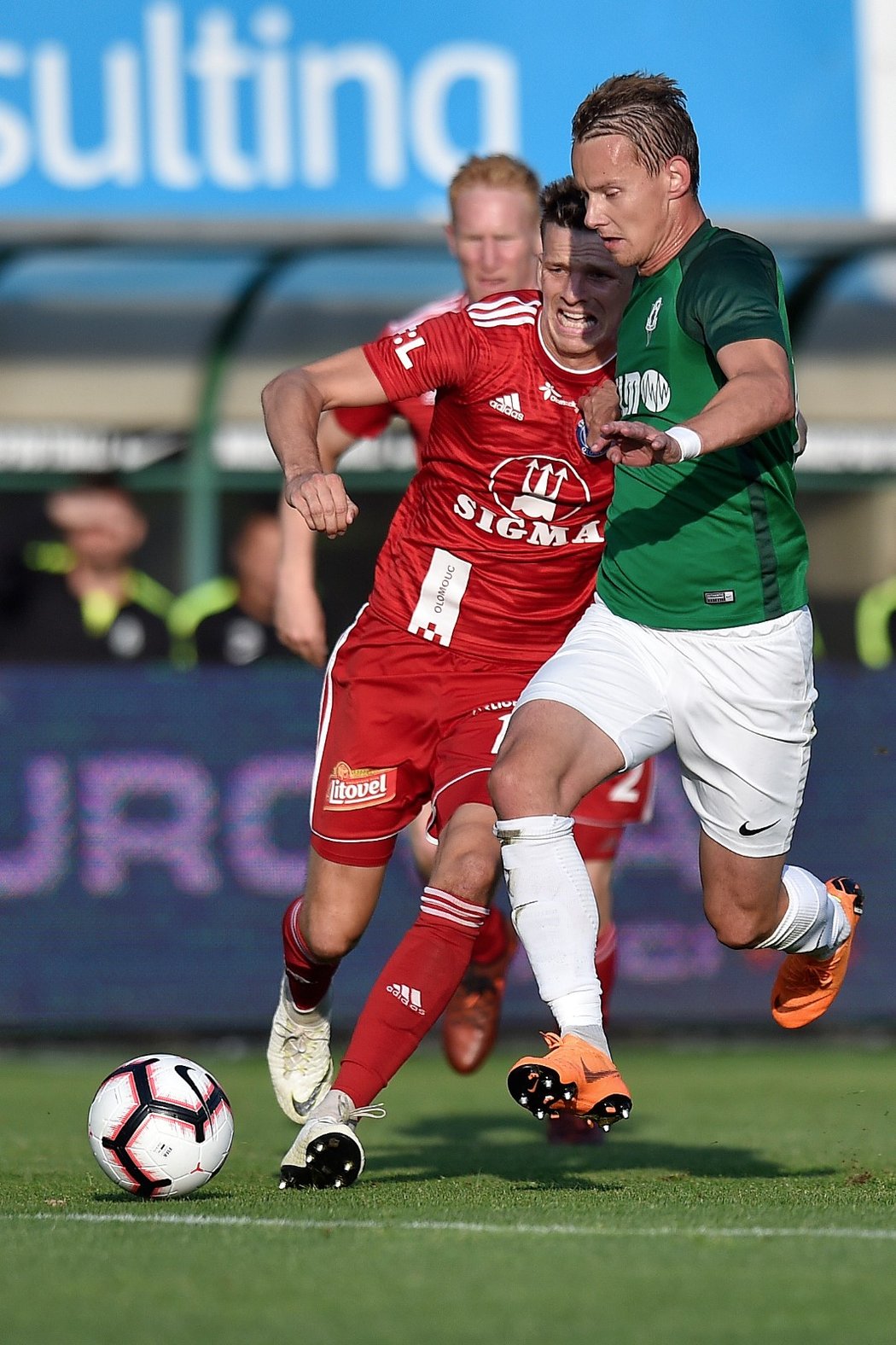 Jablonecký Jan Chramosta se snaží obejít olomouckého Jana Štěrbu