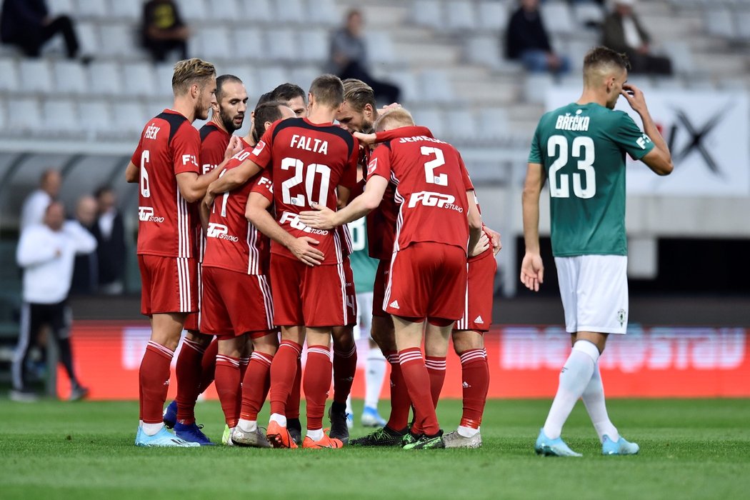 Fotbalisté Olomouce se radují z vyrovnávací branky na 1:1 v zápase na hřišti Jablonce