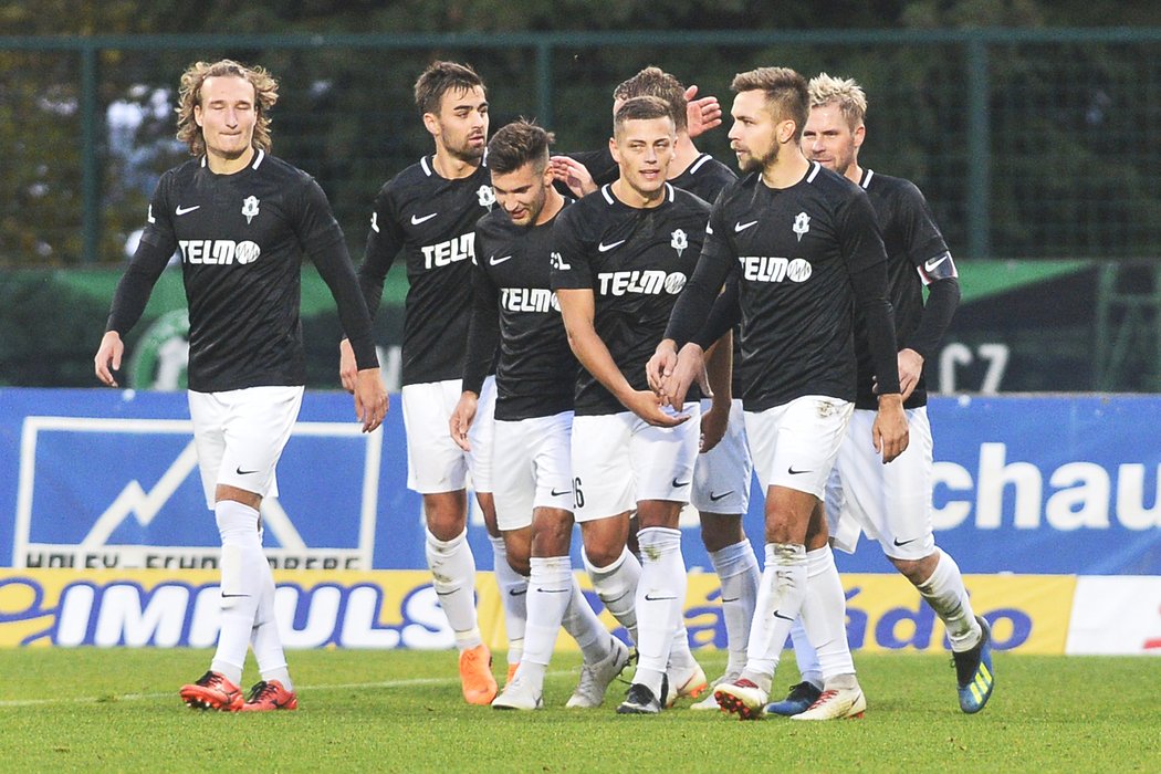 Fotbalisté Jablonce se radují z druhého gólu do sítě Příbrami