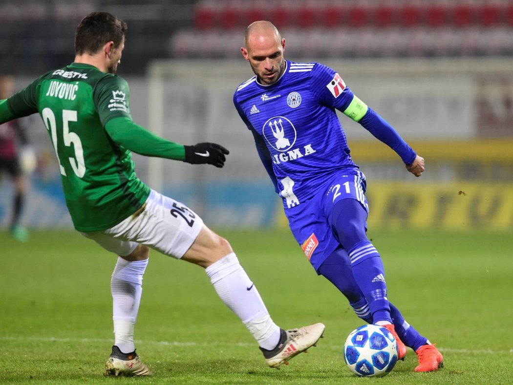 Zleva Vladimir Jovovič z Jablonce a Michal Vepřek z Olomouce v úvodním kole jarní části FORTUNA:LIGY