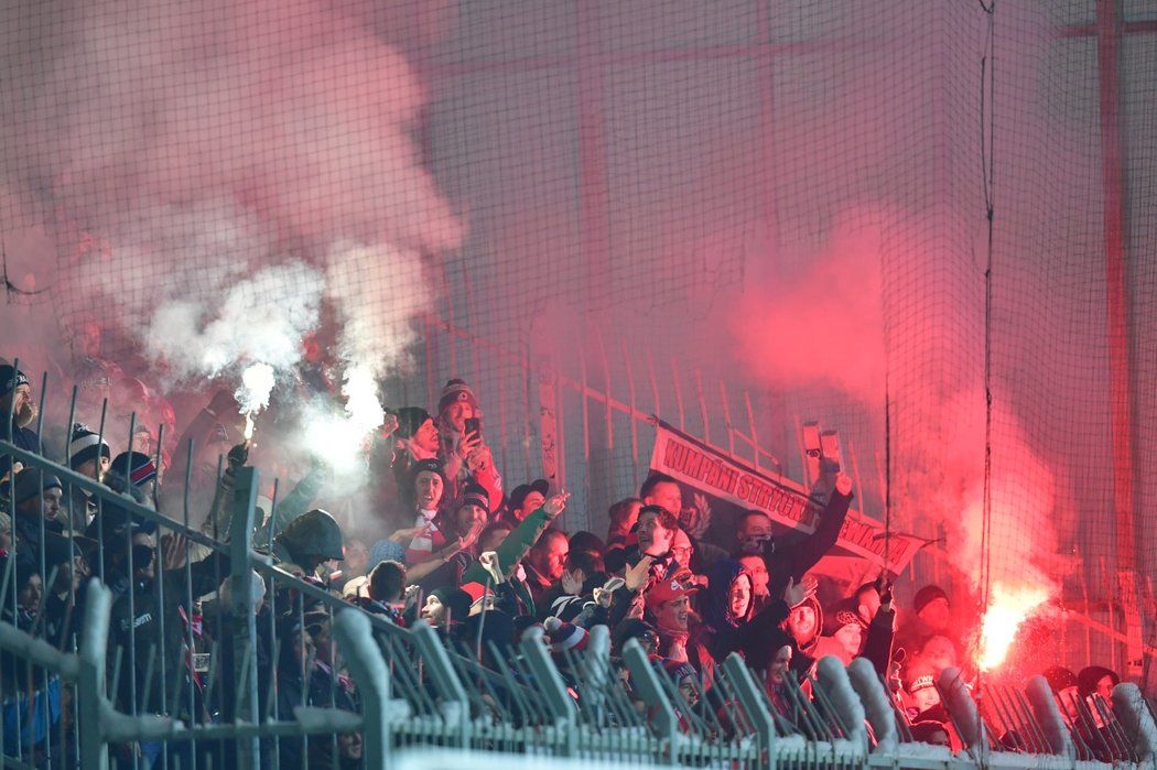 Fanoušci Slavie během utkání v Jablonci