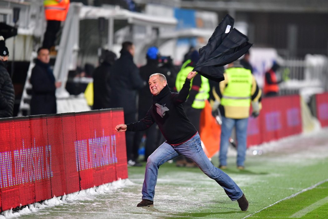 Trenér Jablonce Petr Rada reaguje na moment, kdy jeho týmu neuznali branku proti Slavii. Gólové situaci totiž předcházel faul