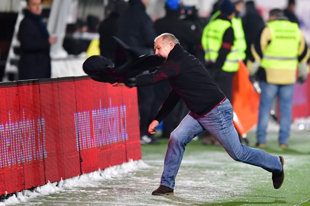 Trenér Jablonce Petr Rada reaguje na moment, kdy jeho týmu neuznali branku proti Slavii. Gólové situaci totiž předcházel faul