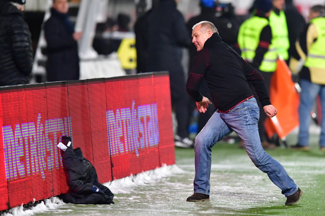 Trenér Jablonce Petr Rada reaguje na moment, kdy jeho týmu neuznali branku proti Slavii. Gólové situaci totiž předcházel faul