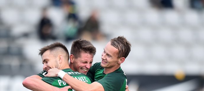 Jablonečtí fotbalisté se radují z druhého gólu proti Slovácku, který vstřelil Lukáš Masopust