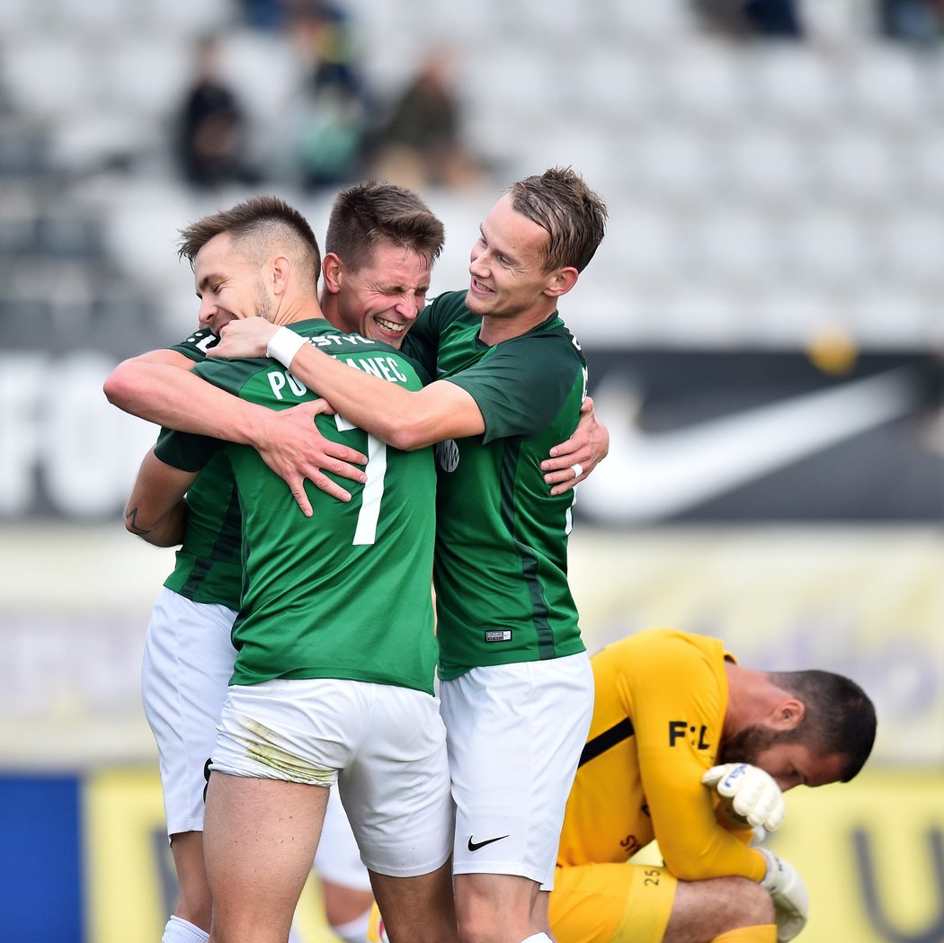 Jablonečtí fotbalisté se radují z druhého gólu proti Slovácku, který vstřelil Lukáš Masopust