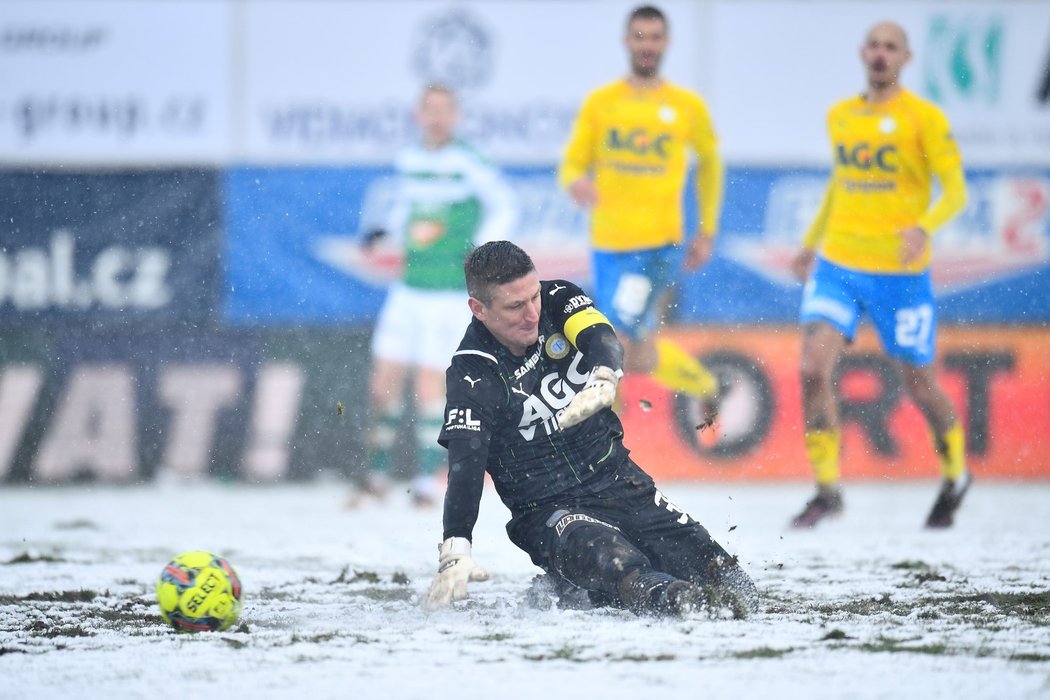 Teplický brankář Tomáš Grigar na těžkém terénu v Jablonci inkasuje druhý gól