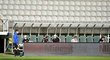 Střídačka zlínských fotbalistů při utkání v Jablonci, kde hráči dodržovali určené rozestupy