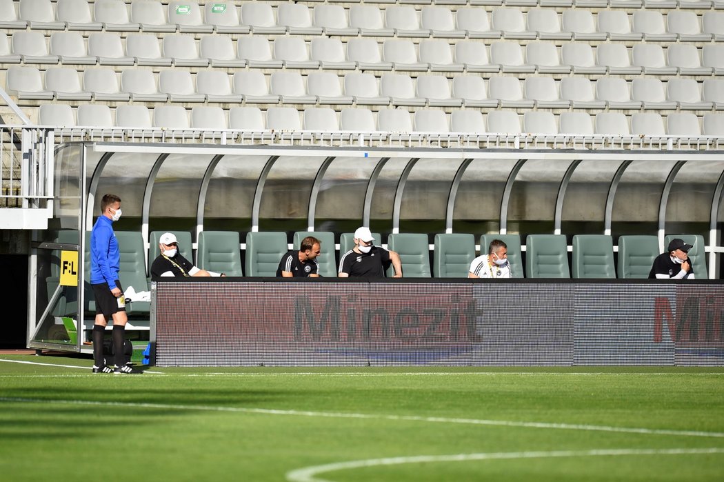 Střídačka zlínských fotbalistů při utkání v Jablonci, kde hráči dodržovali určené rozestupy