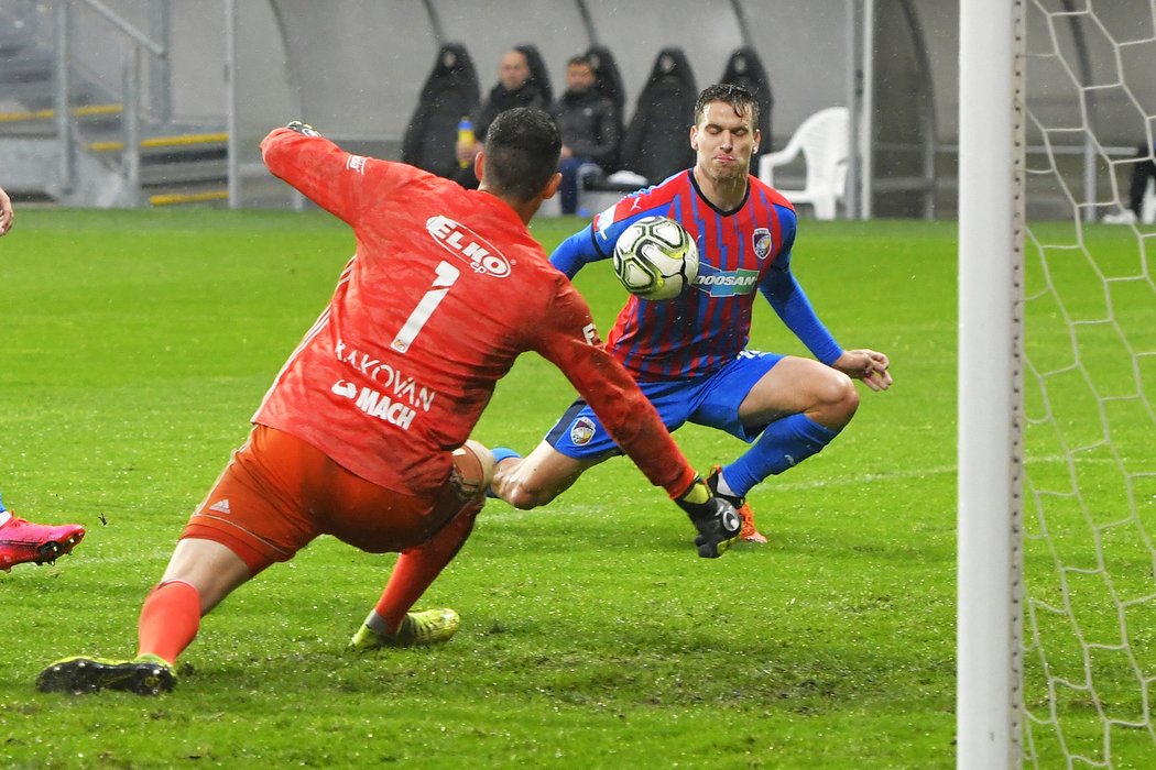 Potřetí dostal míč za záda Matěje Rakovana neortodoxním zakončením Jan Kovařík. Jeho gól byl však po přezkoumání videa odvolán kvůli tomu, že plzeňský fotbalista hrál rukou.