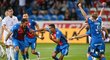 2:1! Plzeňští fotbalisté slaví obrat v duelu se Slováckem díky trefě Jhona Mosquery (uprostřed)
